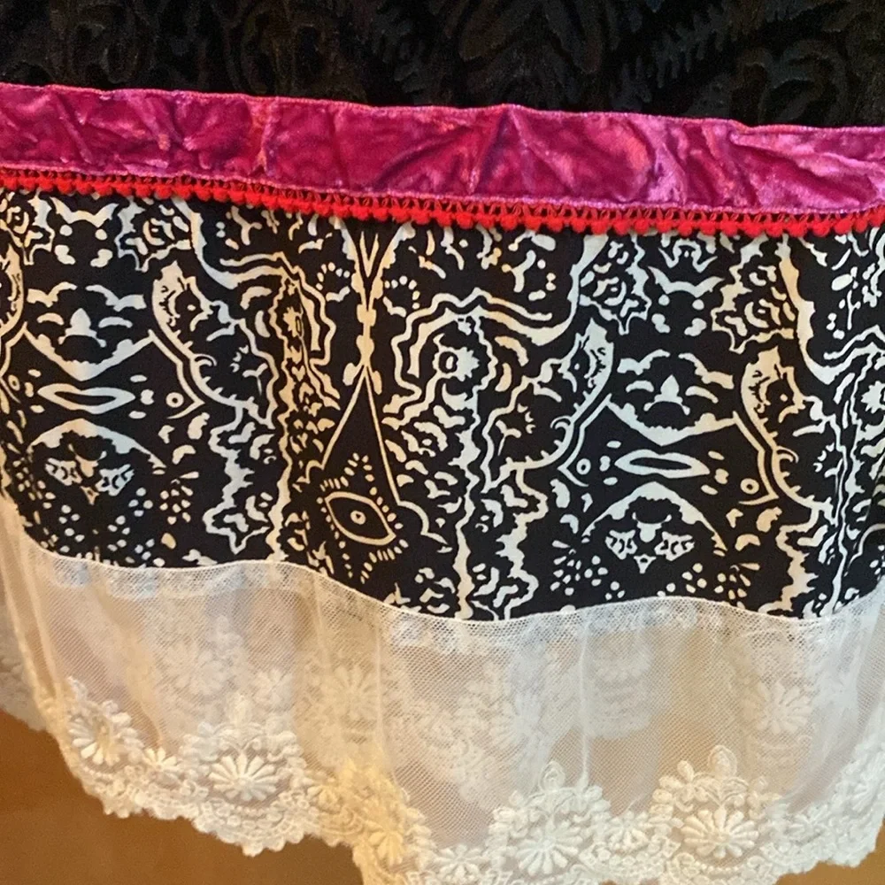 Ivy Jane Black Graphic Embellished Blouse - Picture 4 of 8